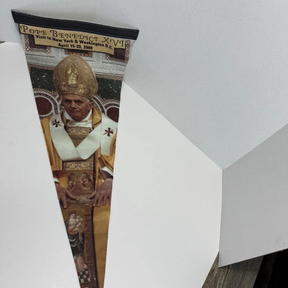 2008 Pope Benedict XVI 29‎ Pendant Flag Visit to New York and Washington Church